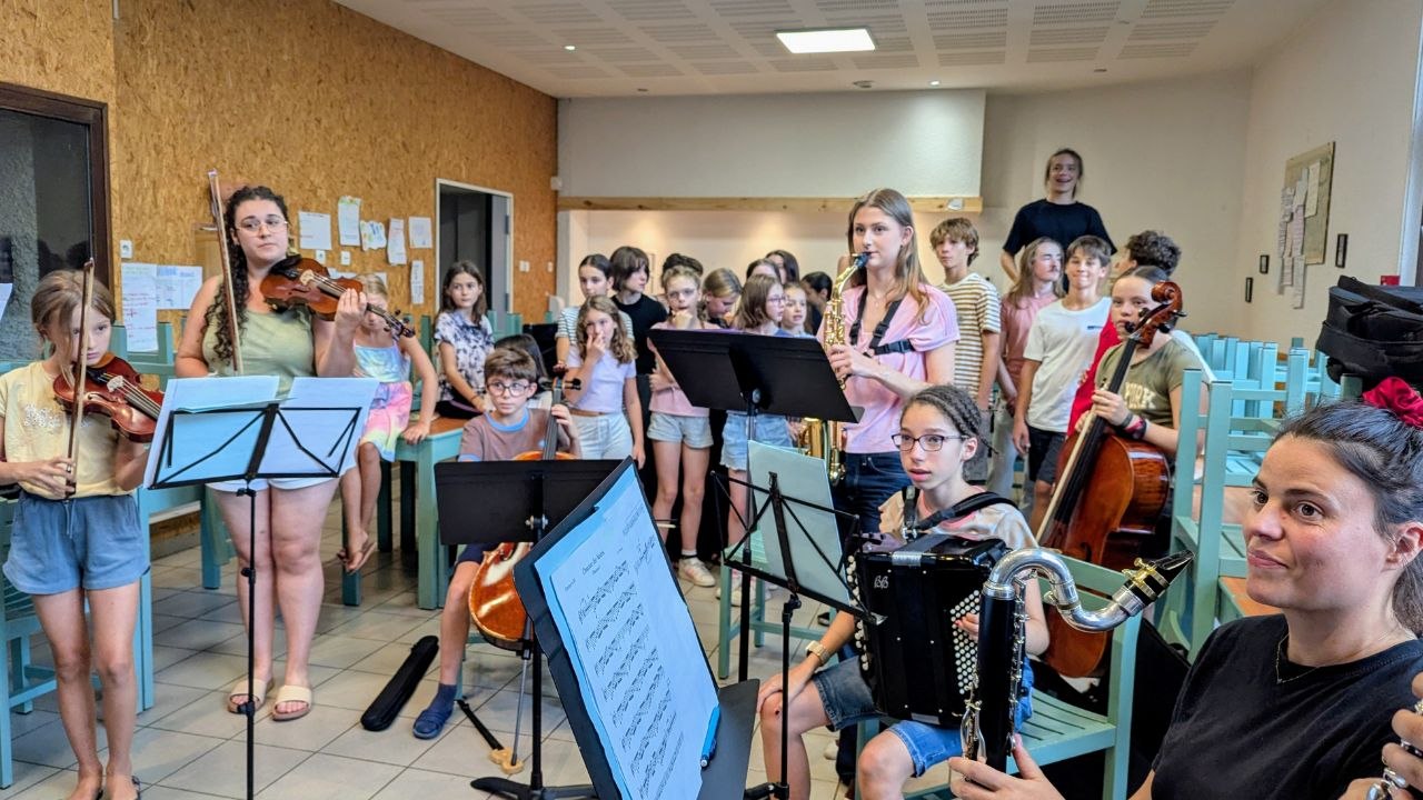 Un groupe de jeunes répète avec ses instruments