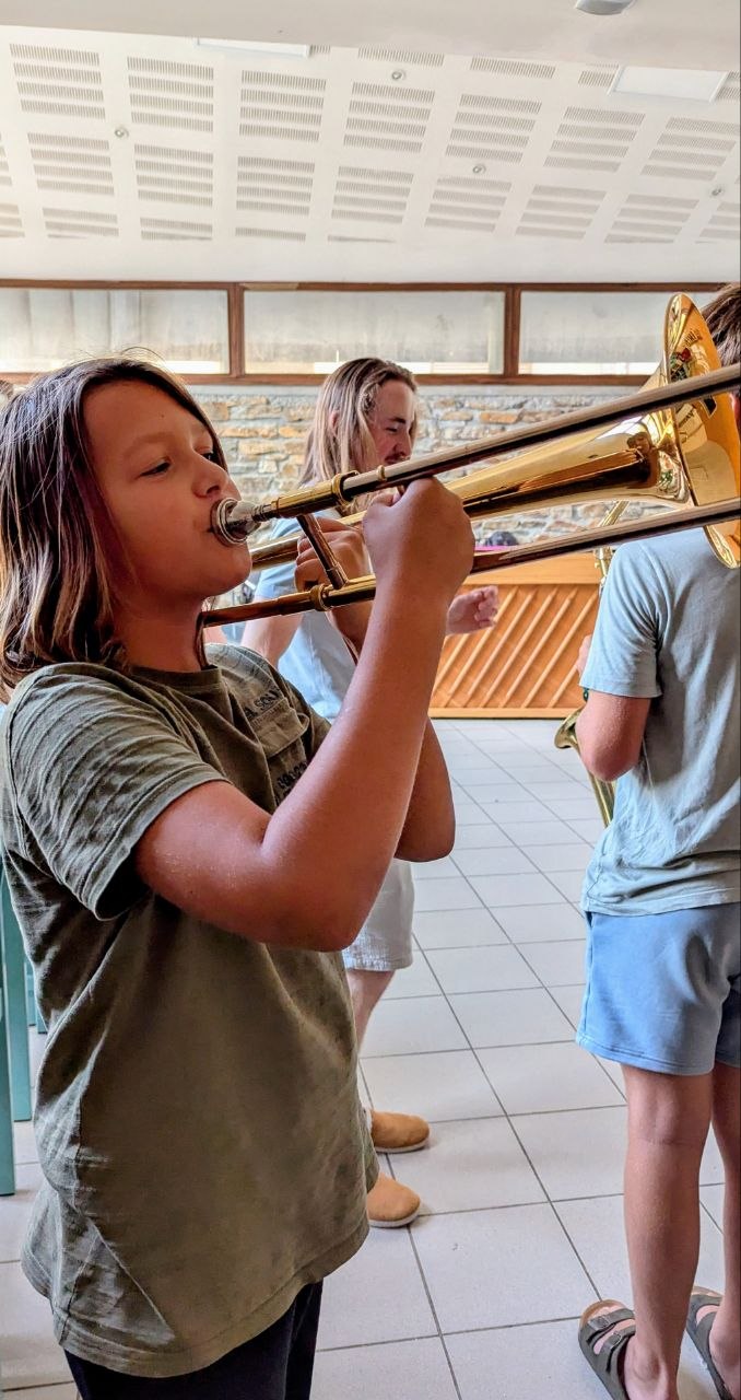 Un jeune musicien joue du trombone