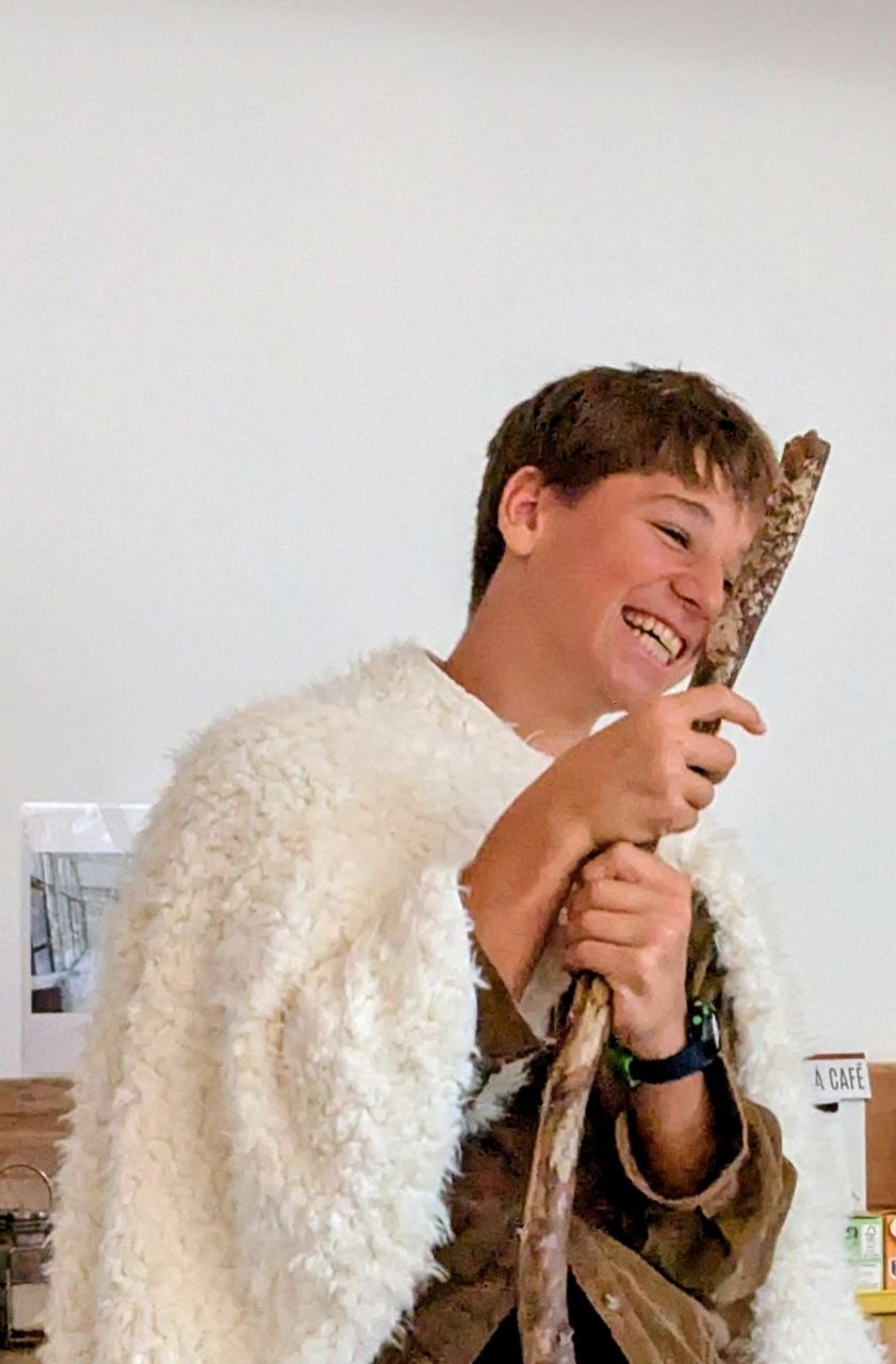 Des jeunes répètent une scène avec des flûtistes