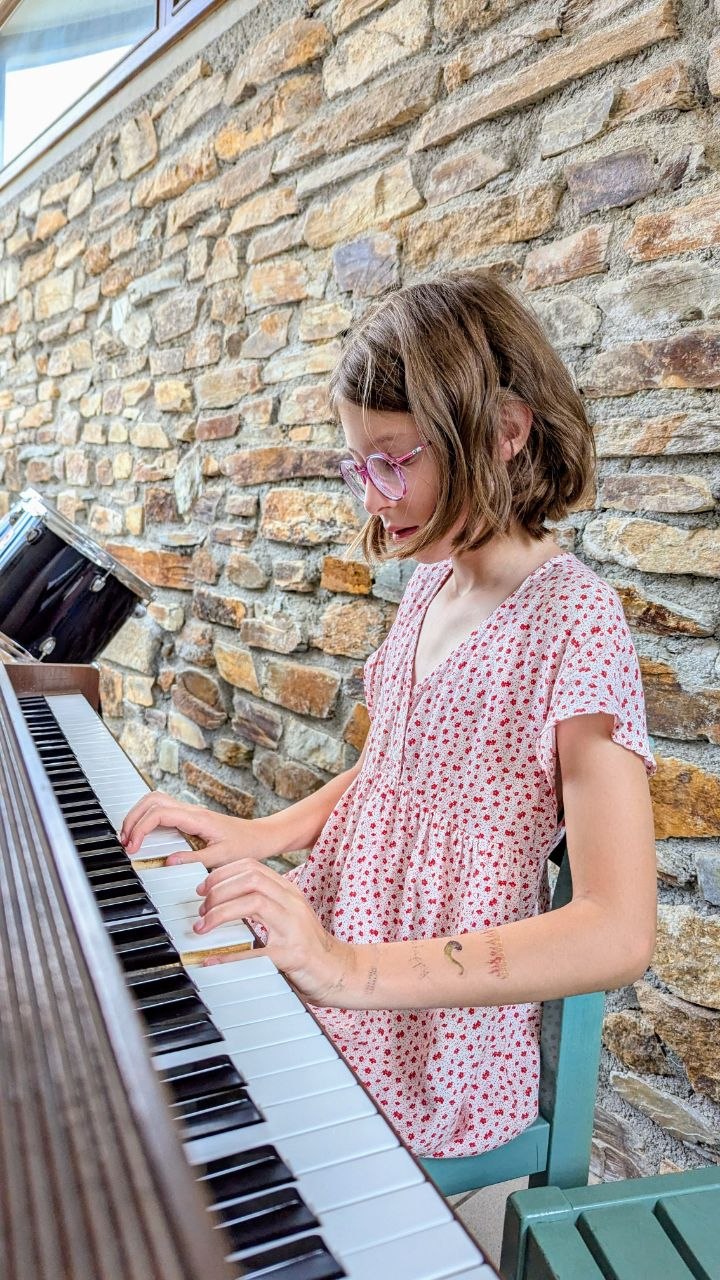 Une jeune musicienne joue du piano